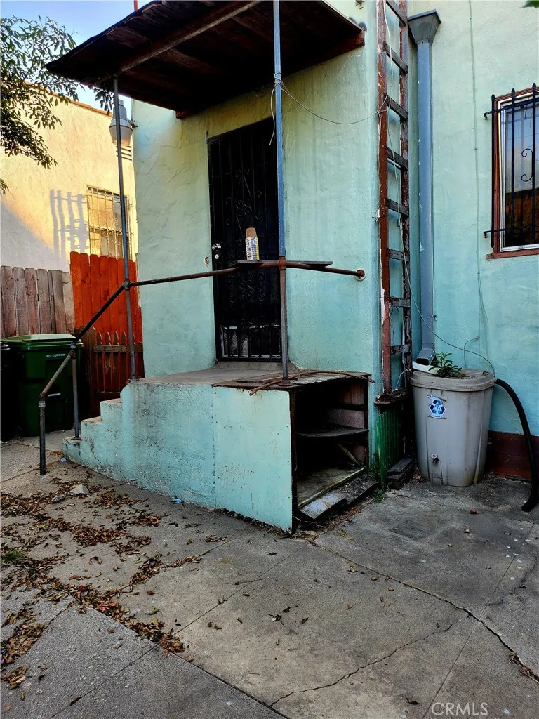 6812 S Van Ness Los Angeles, CA 90047