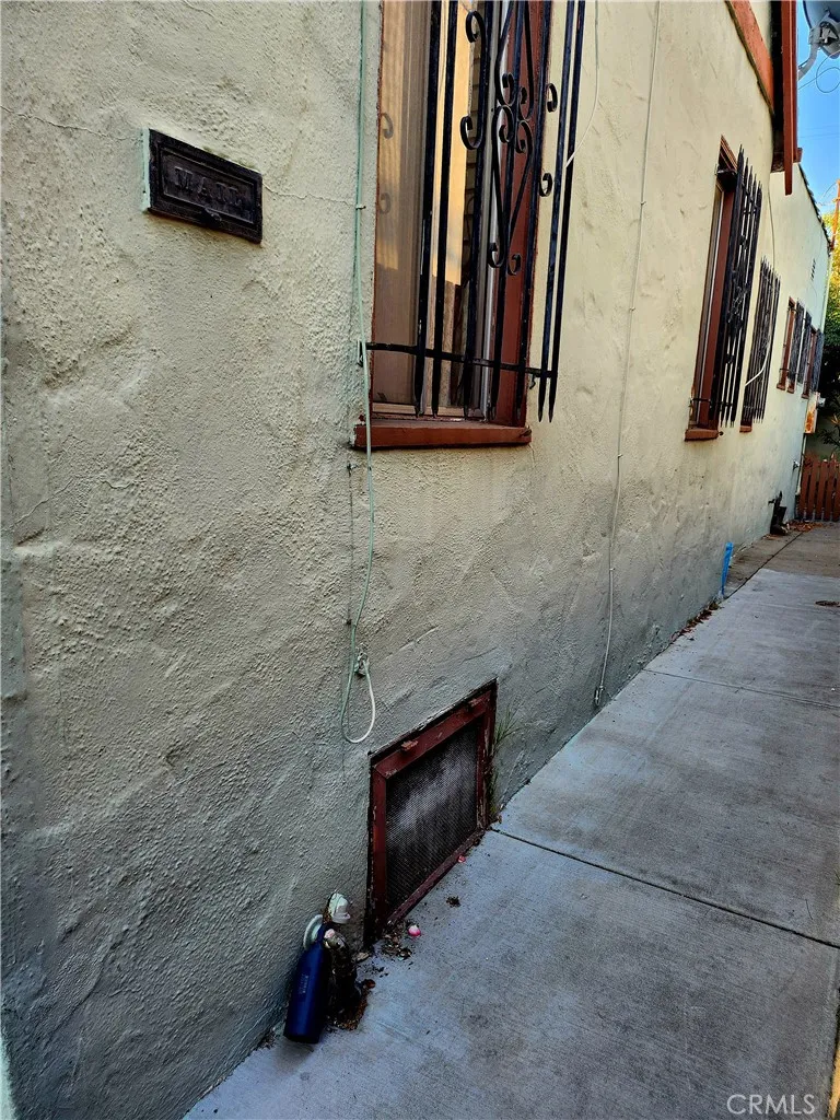 6812 S Van Ness Los Angeles, CA 90047