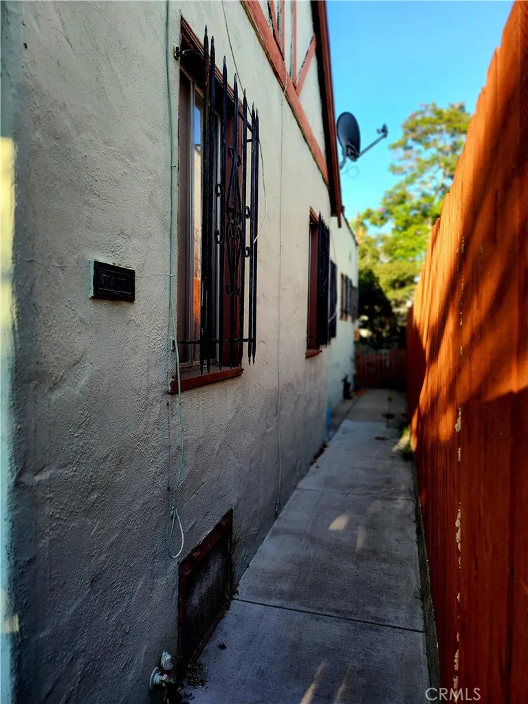 6812 S Van Ness Los Angeles, CA 90047