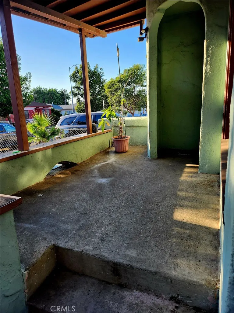6812 S Van Ness Los Angeles, CA 90047