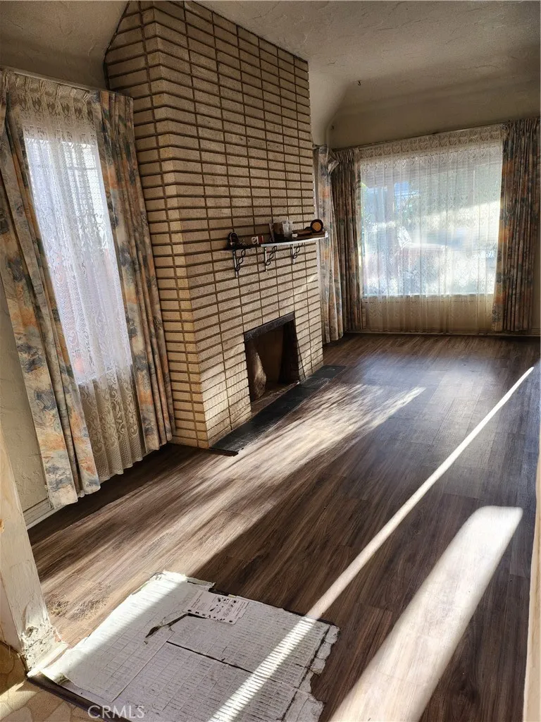 6812 S Van Ness Los Angeles, CA 90047