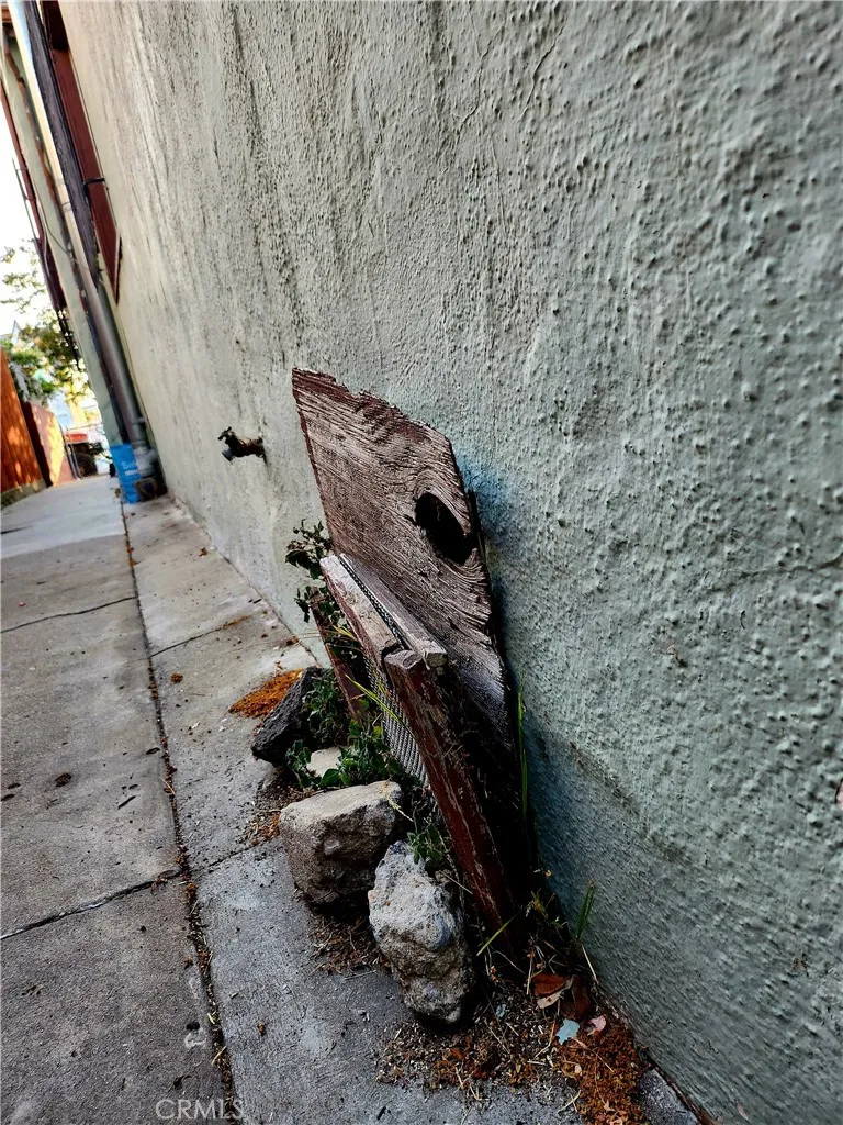 6812 S Van Ness Los Angeles, CA 90047