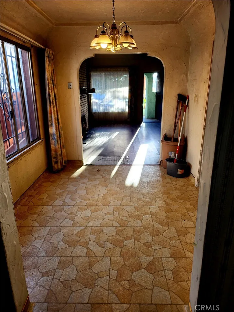 6812 S Van Ness Los Angeles, CA 90047