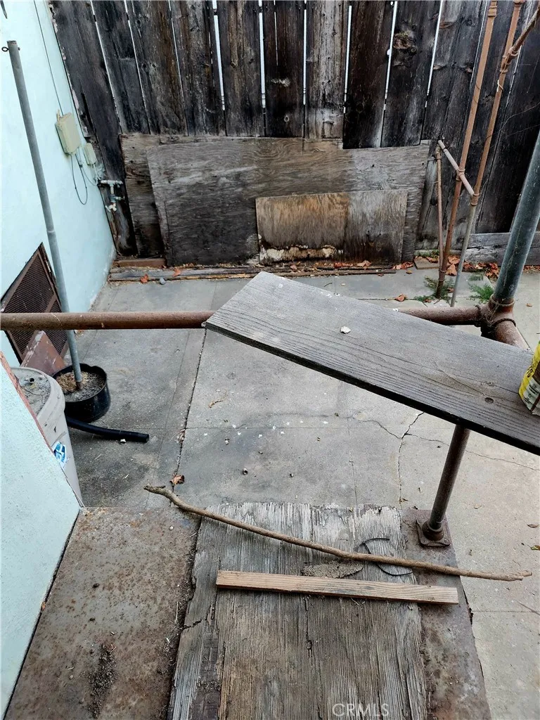 6812 S Van Ness Los Angeles, CA 90047