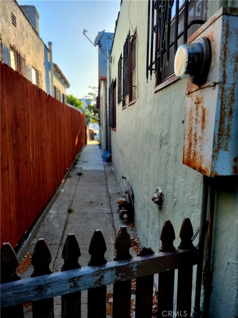 6812 S Van Ness Los Angeles, CA 90047