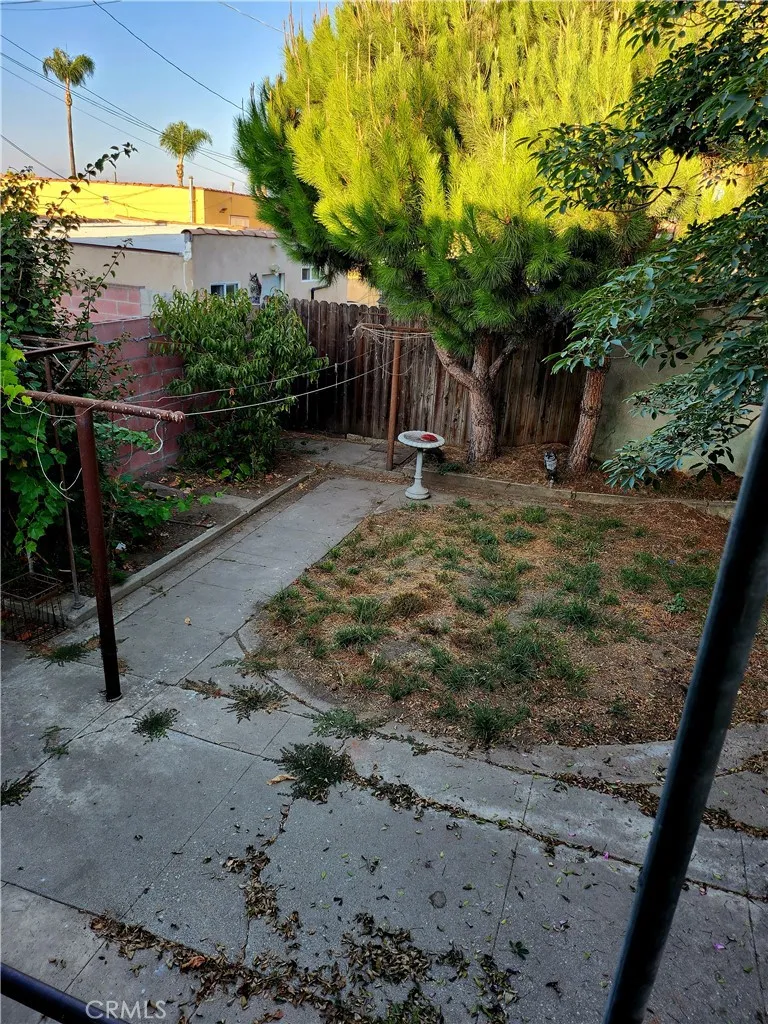 6812 S Van Ness Los Angeles, CA 90047