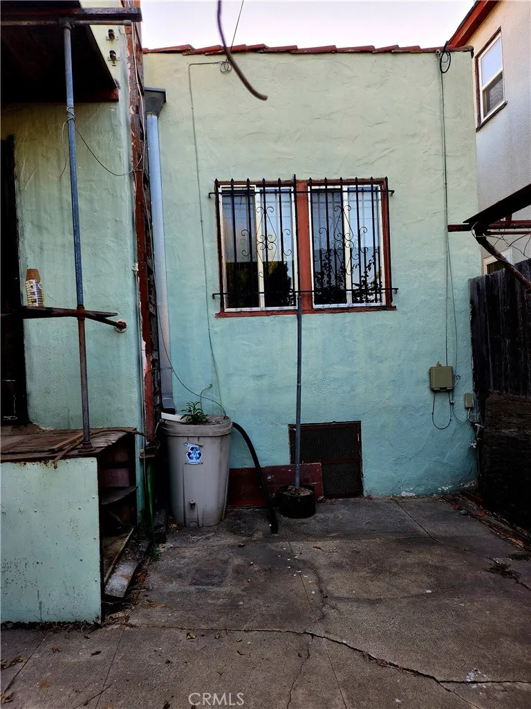 6812 S Van Ness Los Angeles, CA 90047