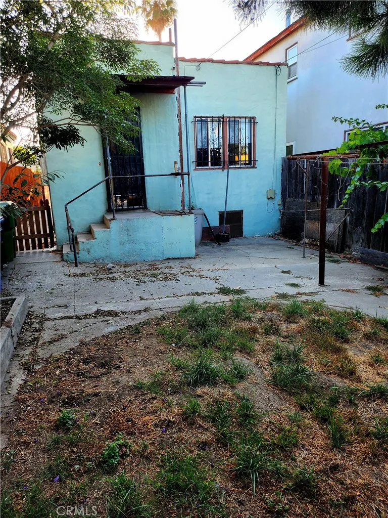 6812 S Van Ness Los Angeles, CA 90047