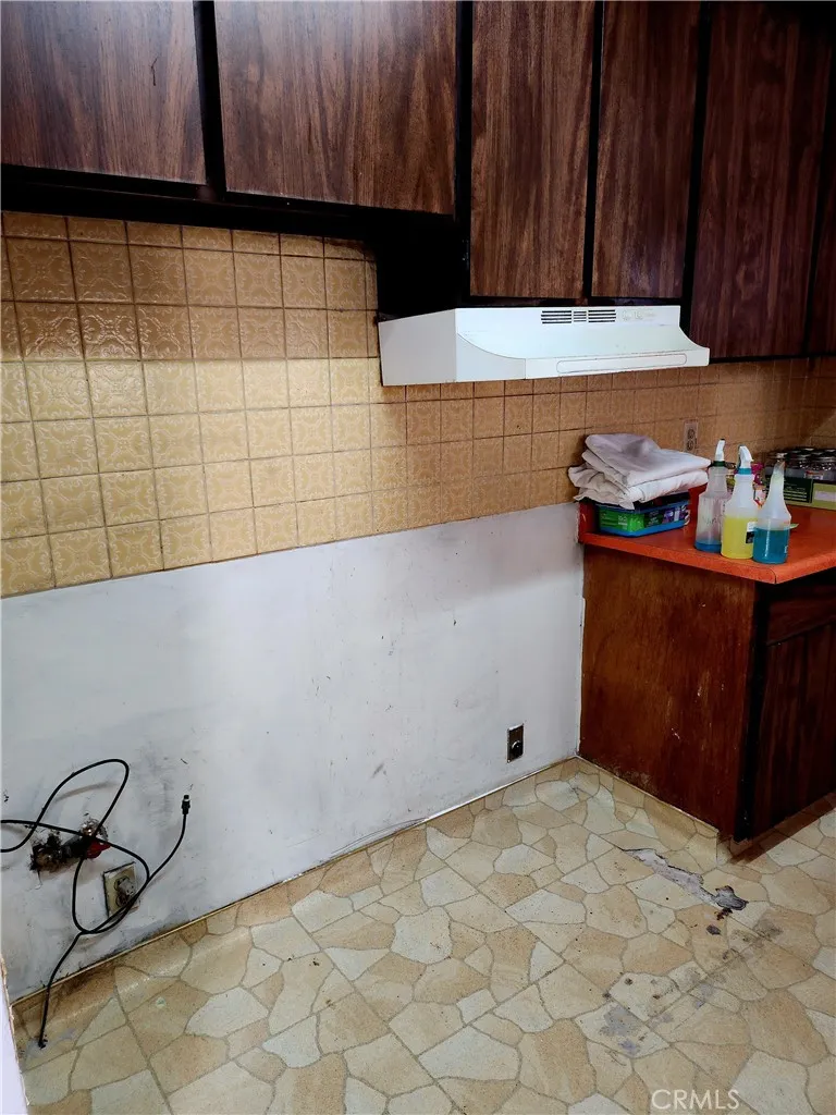 6812 S Van Ness Los Angeles, CA 90047