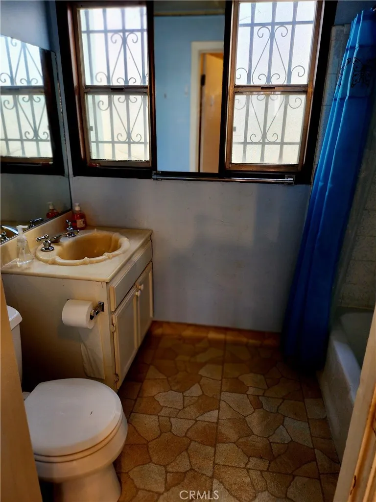 6812 S Van Ness Los Angeles, CA 90047