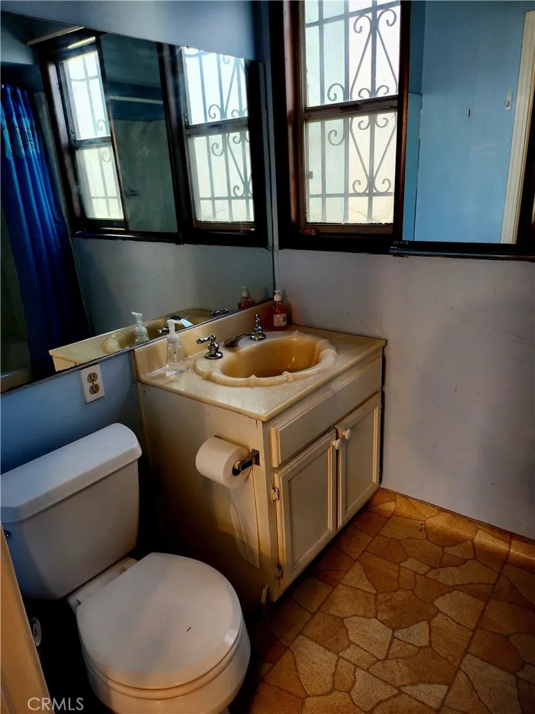 6812 S Van Ness Los Angeles, CA 90047