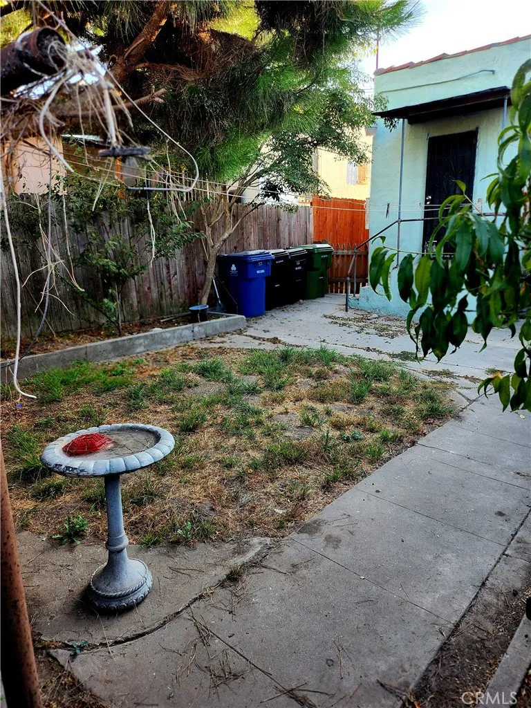 6812 S Van Ness Los Angeles, CA 90047