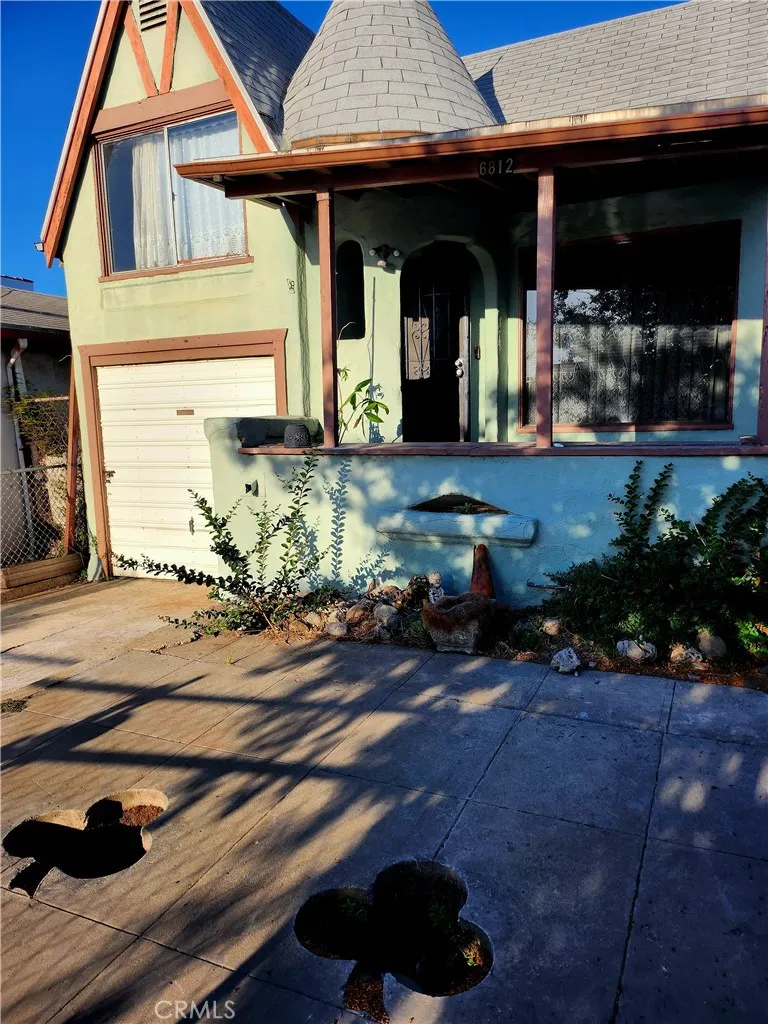 6812 S Van Ness Los Angeles, CA 90047
