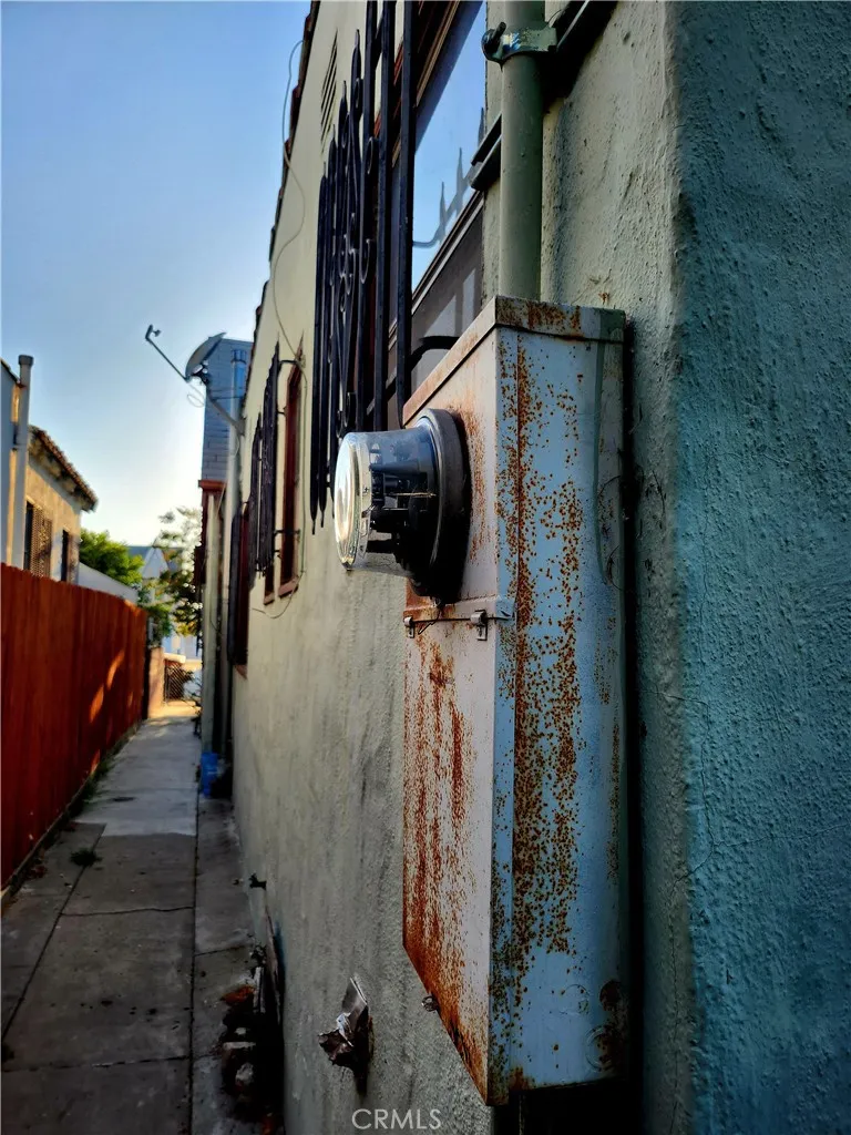 6812 S Van Ness Los Angeles, CA 90047