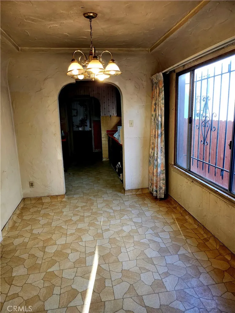 6812 S Van Ness Los Angeles, CA 90047