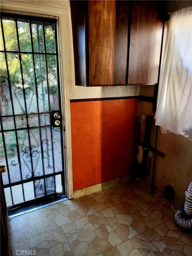 6812 S Van Ness Los Angeles, CA 90047