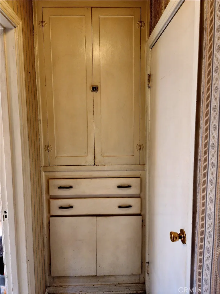 6812 S Van Ness Los Angeles, CA 90047