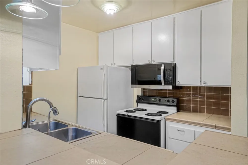 8650 Gulana Playa del Rey, CA 90293