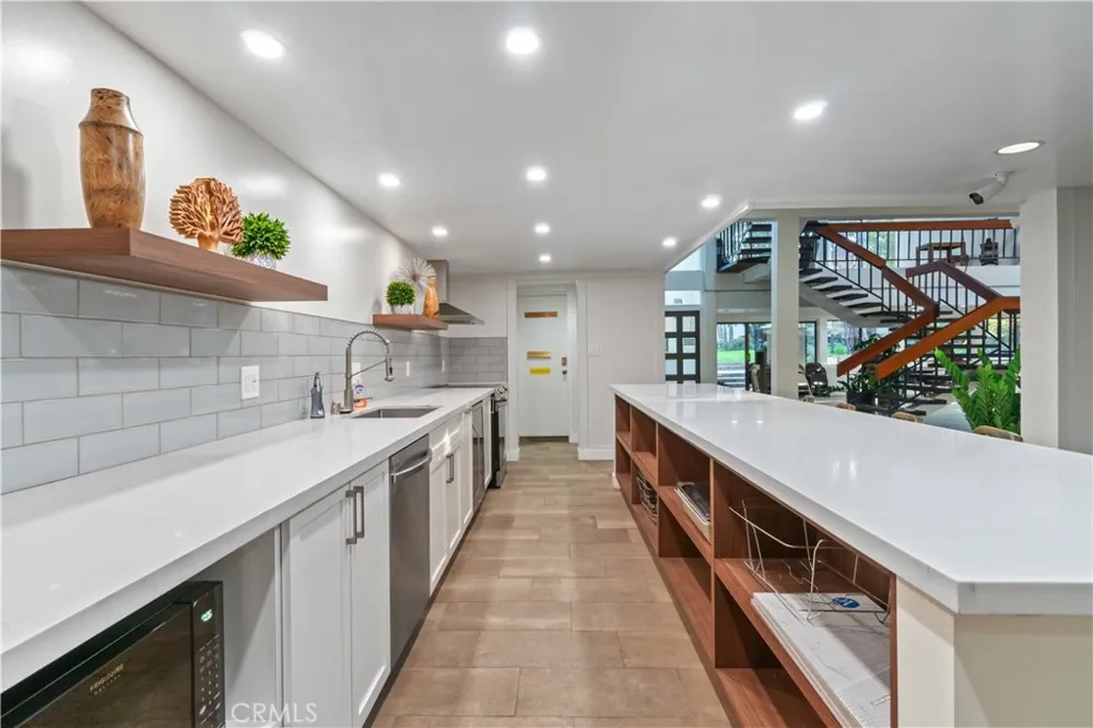 8650 Gulana Playa del Rey, CA 90293