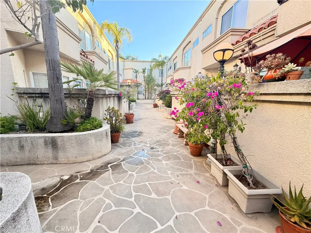 4970 Kester Avenue #10 Sherman Oaks, CA 91403