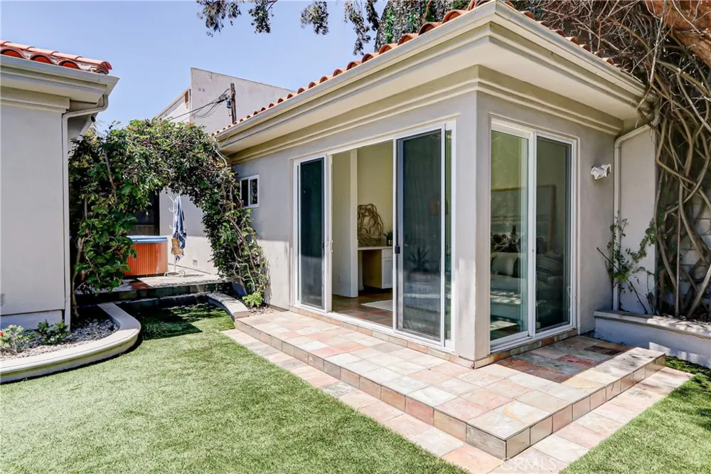 819 11th Manhattan Beach, CA 90266