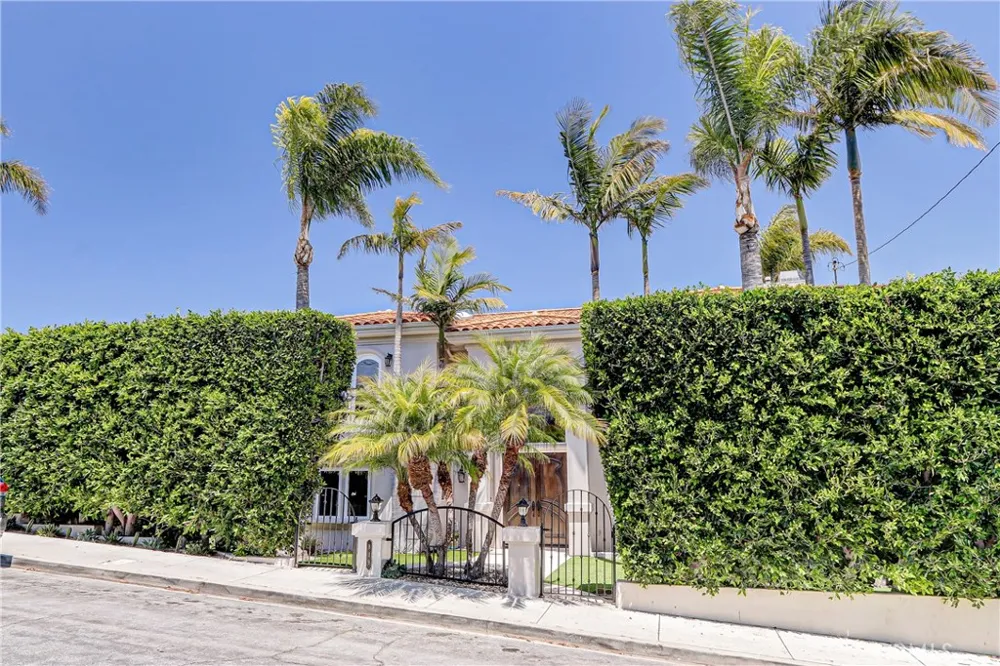 819 11th Manhattan Beach, CA 90266