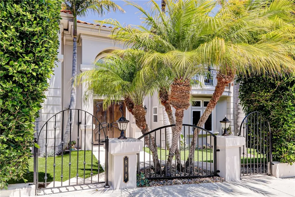 819 11th Manhattan Beach, CA 90266