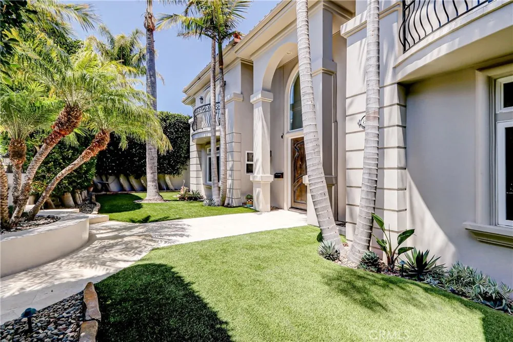 819 11th Manhattan Beach, CA 90266