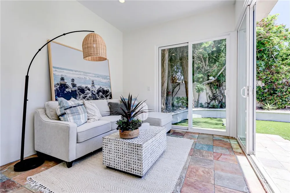 819 11th Manhattan Beach, CA 90266