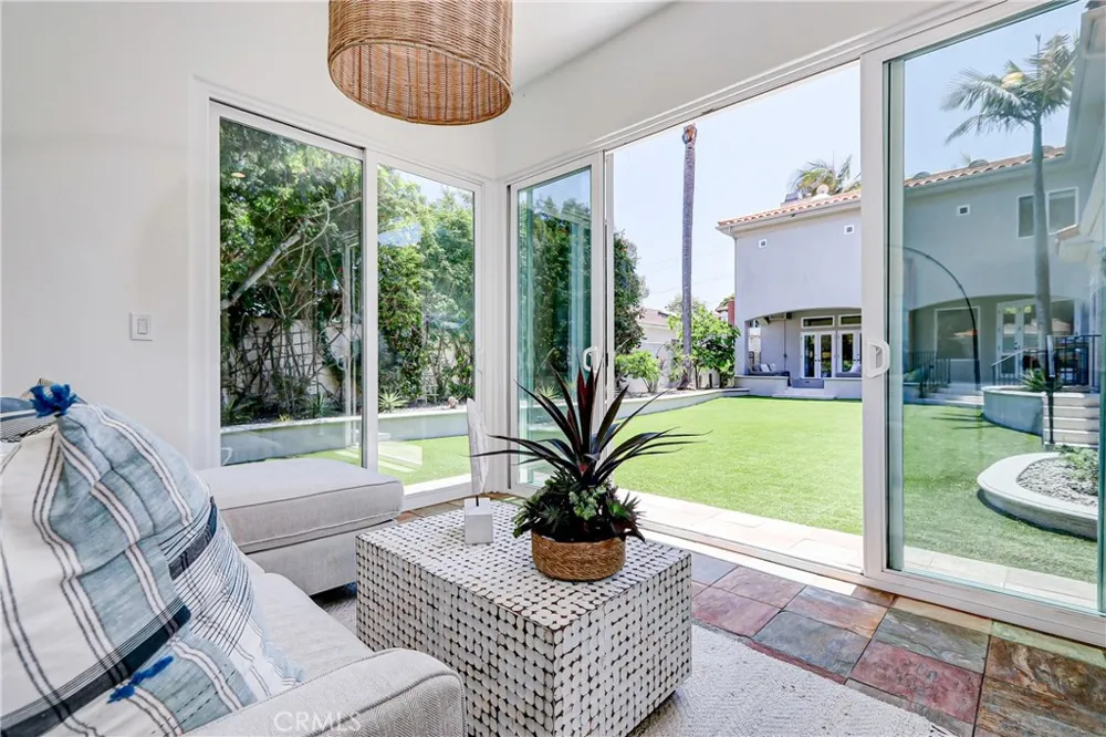819 11th Manhattan Beach, CA 90266