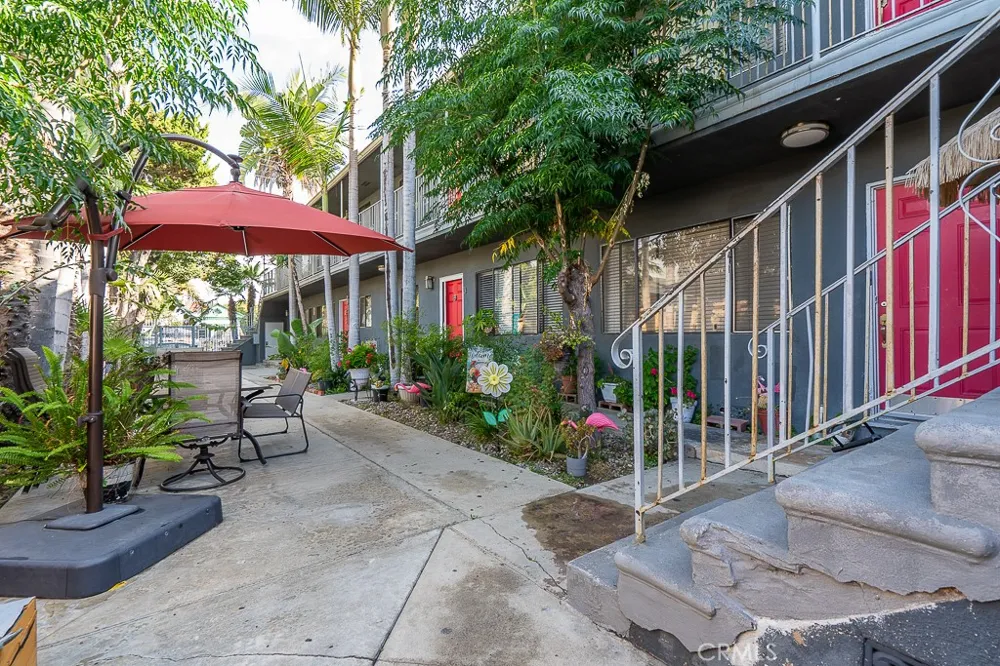 1056 E 6th Street Long Beach, CA 90802