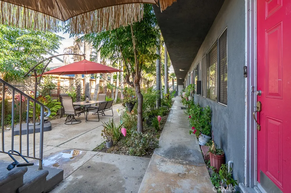 1056 E 6th Street Long Beach, CA 90802