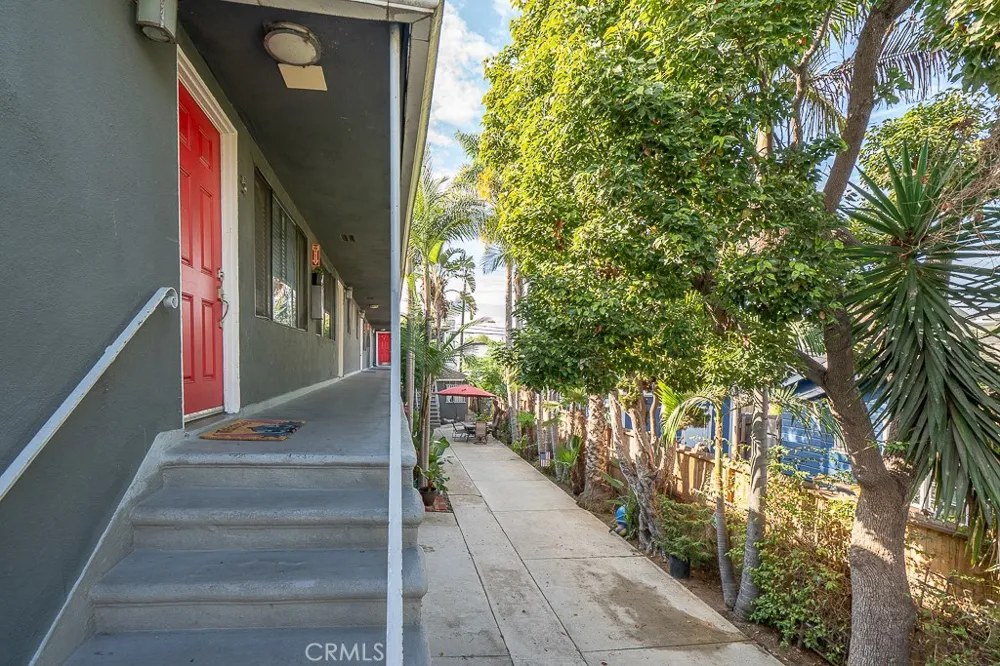 1056 E 6th Street Long Beach, CA 90802