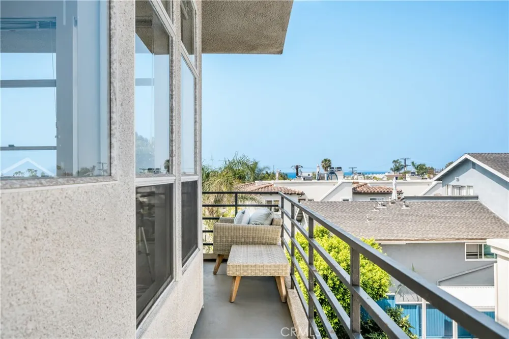 647 1st Place Hermosa Beach, CA 90254