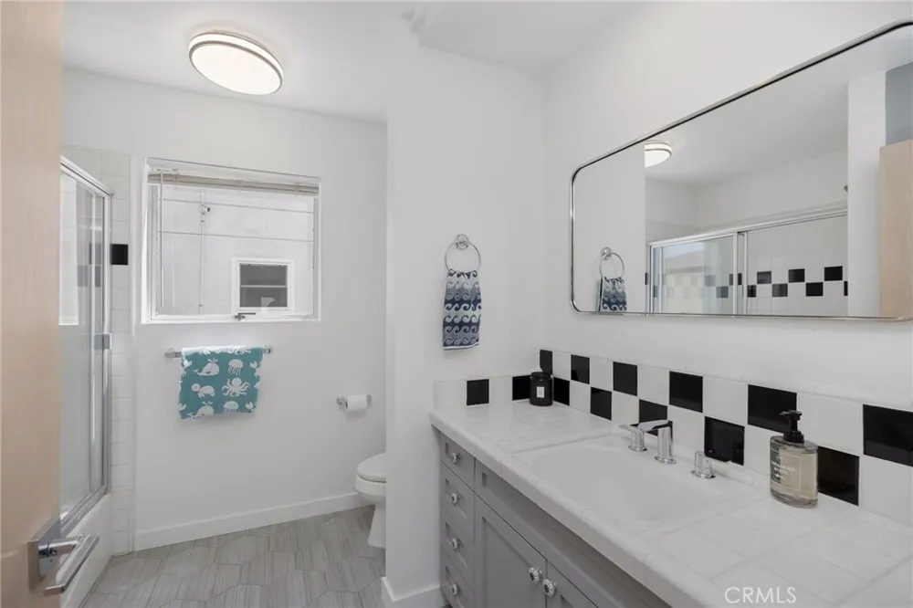 647 1st Place Hermosa Beach, CA 90254
