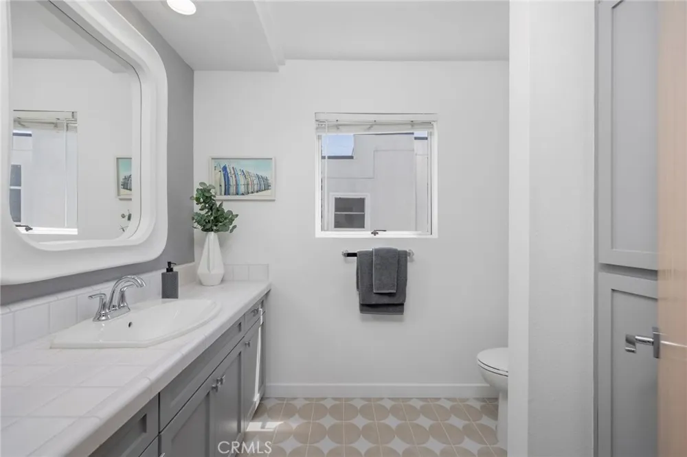 647 1st Place Hermosa Beach, CA 90254