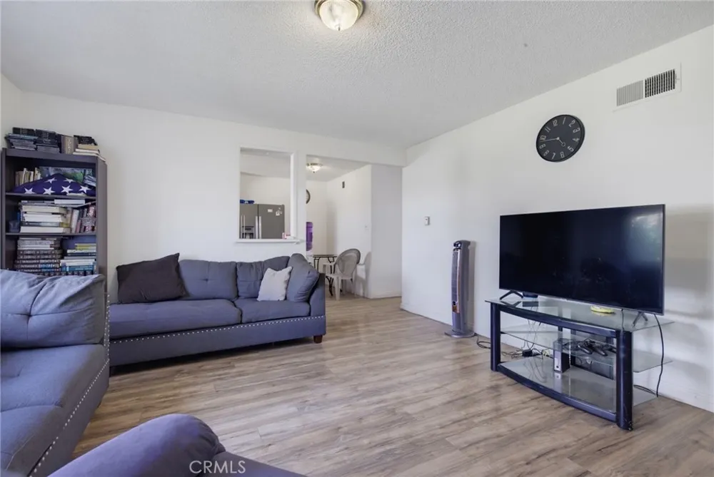 13 Paradise Carson, CA 90745