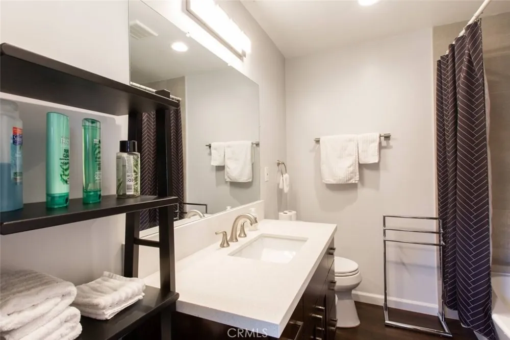 239 W Hillcrest Inglewood, CA 90301