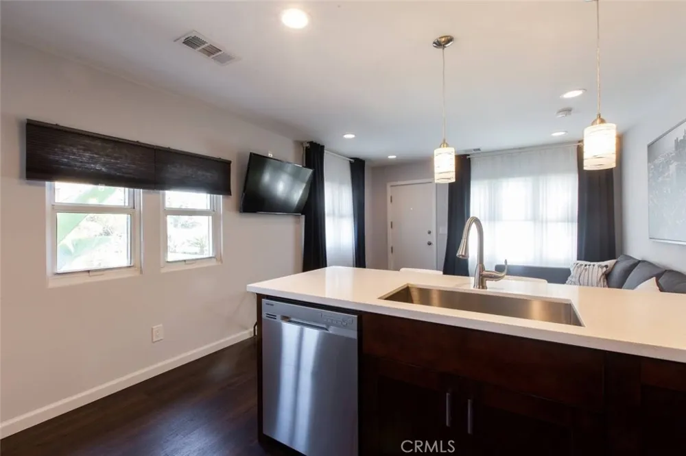 239 W Hillcrest Inglewood, CA 90301