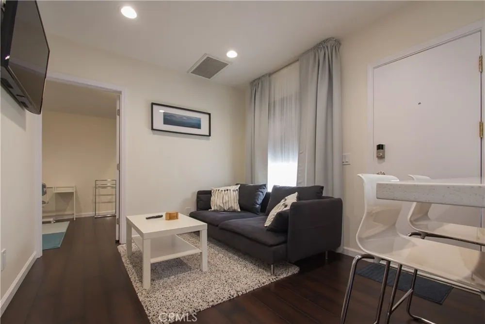 239 W Hillcrest Inglewood, CA 90301