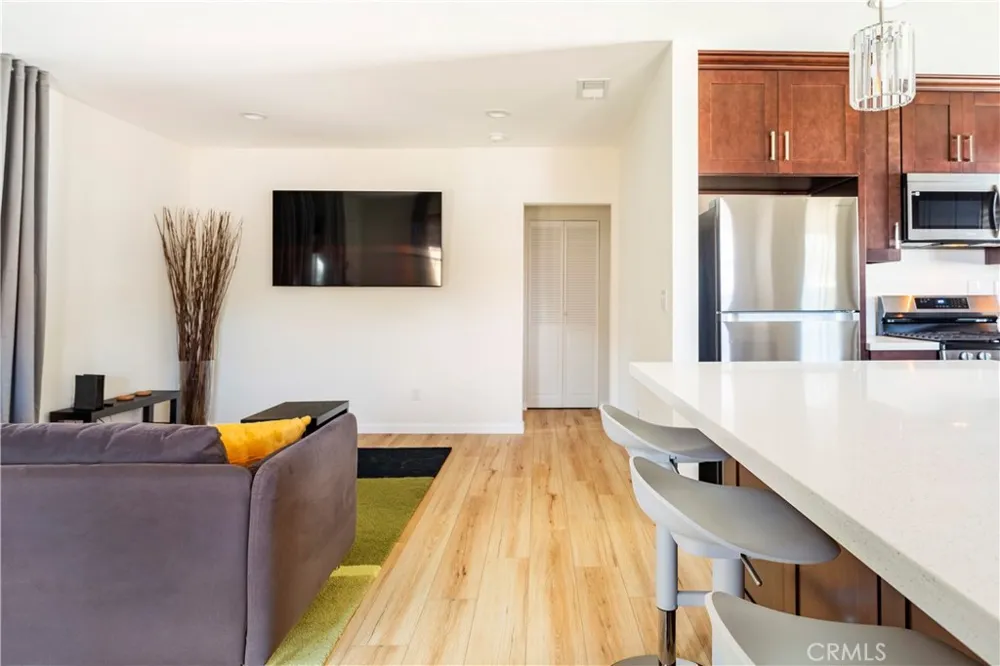 239 W Hillcrest Inglewood, CA 90301
