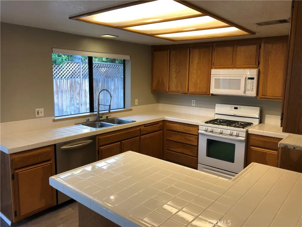 3200 Cattleman Bakersfield, CA 93312