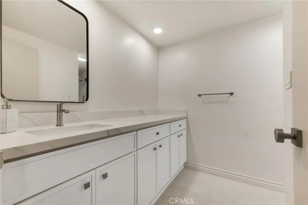 4807 Woodley Avenue #208 Encino, CA 91436