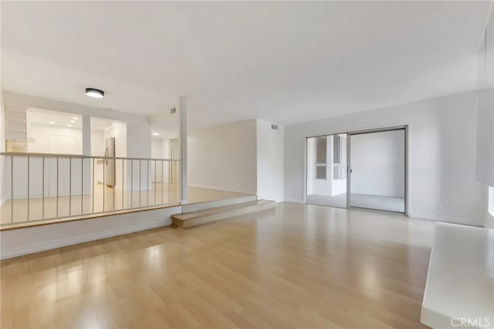 4807 Woodley Avenue #208 Encino, CA 91436