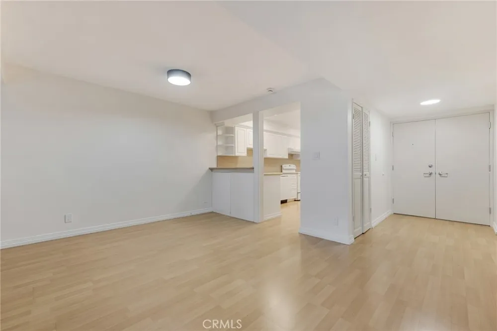 4807 Woodley Avenue #208 Encino, CA 91436