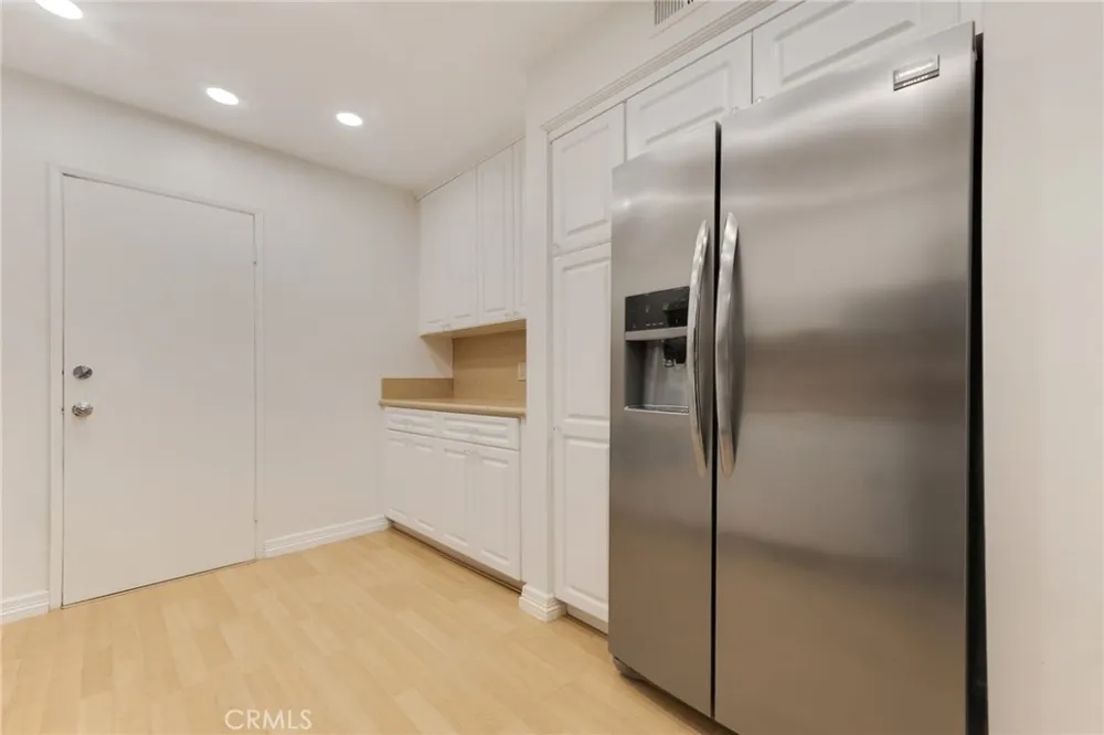 4807 Woodley Avenue #208 Encino, CA 91436