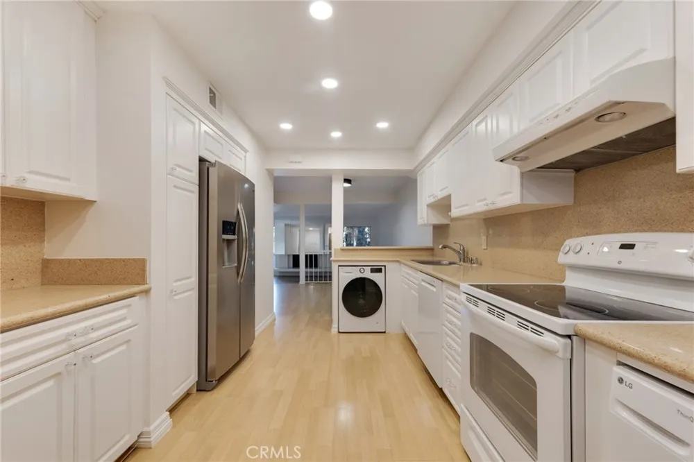 4807 Woodley Avenue #208 Encino, CA 91436