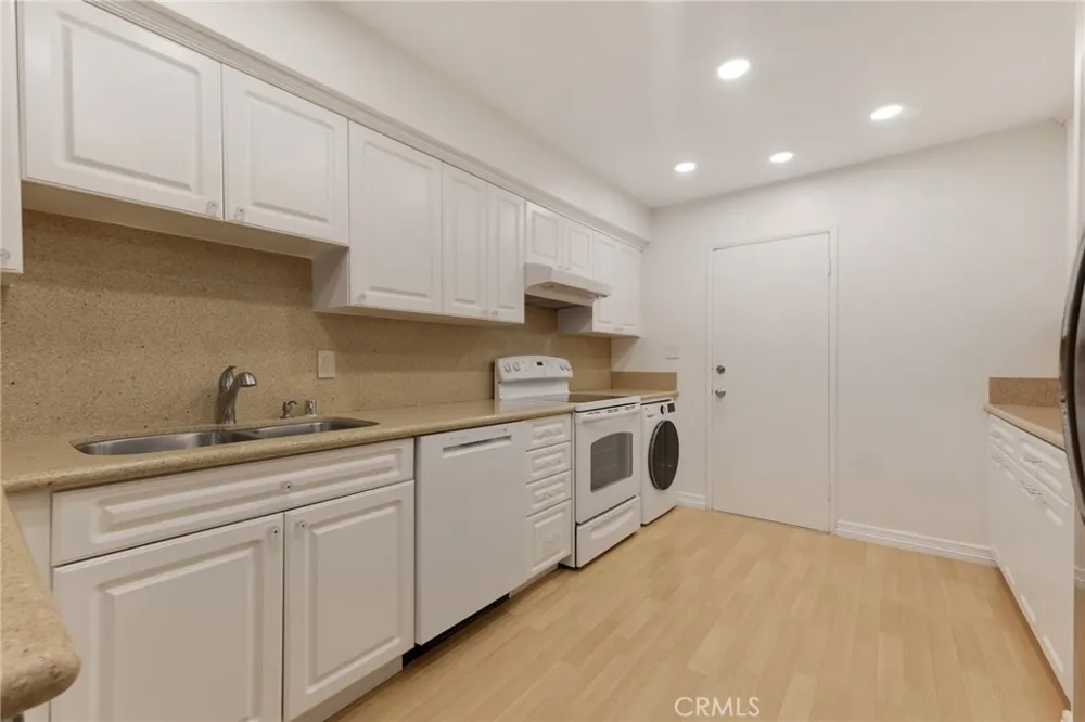 4807 Woodley Avenue #208 Encino, CA 91436