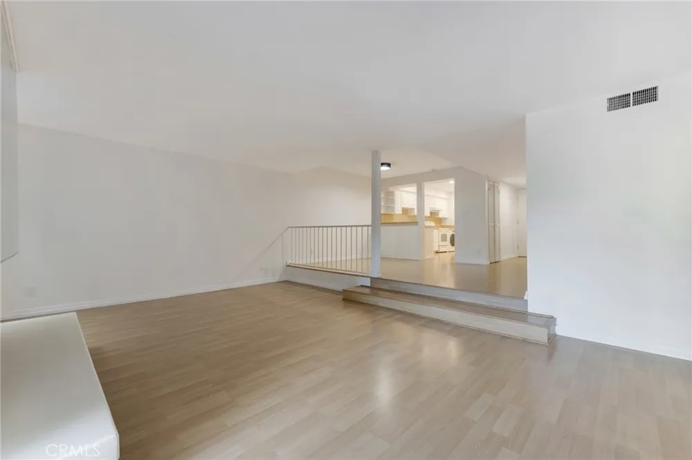 4807 Woodley Avenue #208 Encino, CA 91436