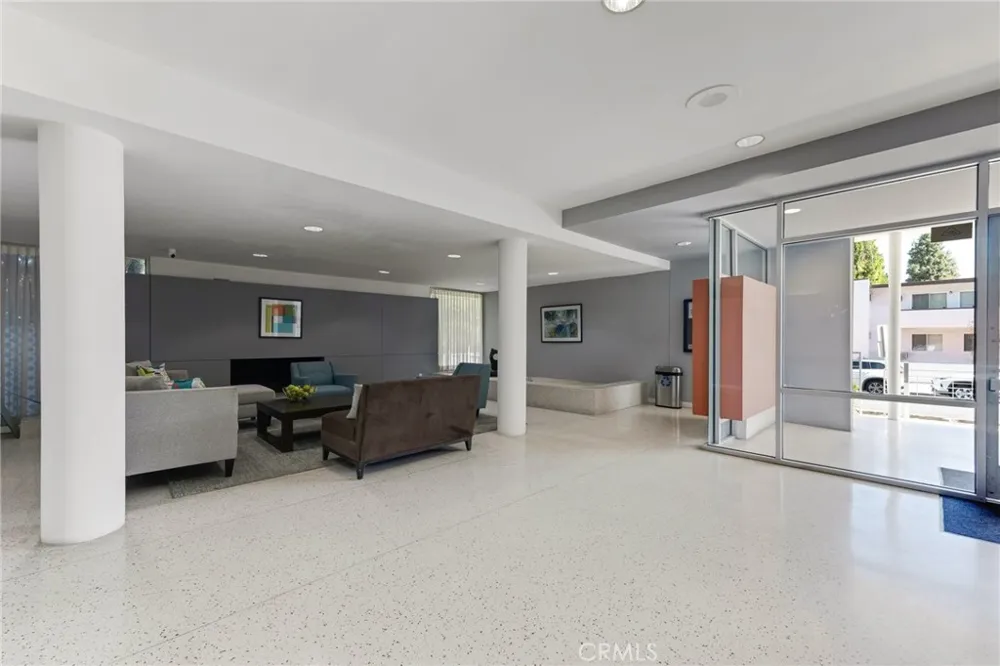 4807 Woodley Avenue #208 Encino, CA 91436